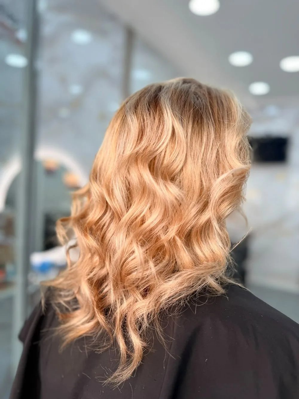 Piega a onde bionde realizzato da Hair Love Parrucchieri, vista di spalle