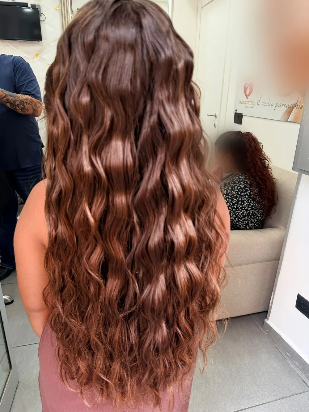 Onde lunghissime castano ramato realizzato da Hair Love Parrucchieri, vista di spalle