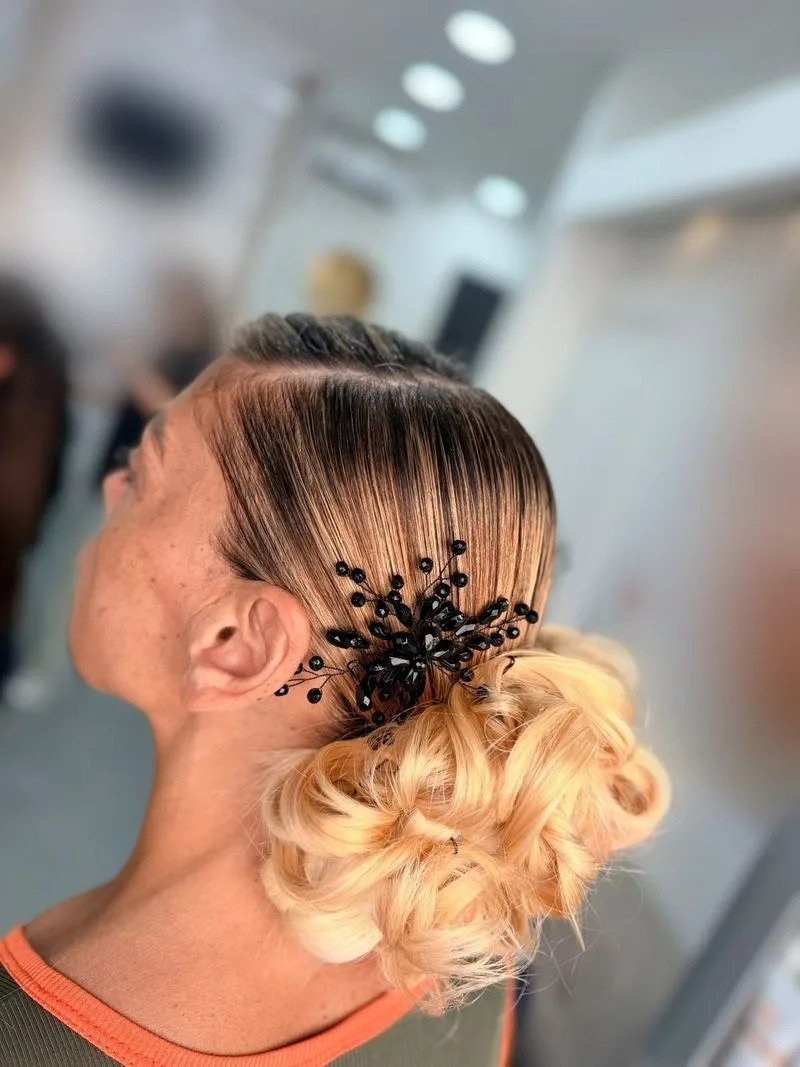 Raccolto biondo con fermaglio di perline nere realizzato da Hair Love Parrucchieri