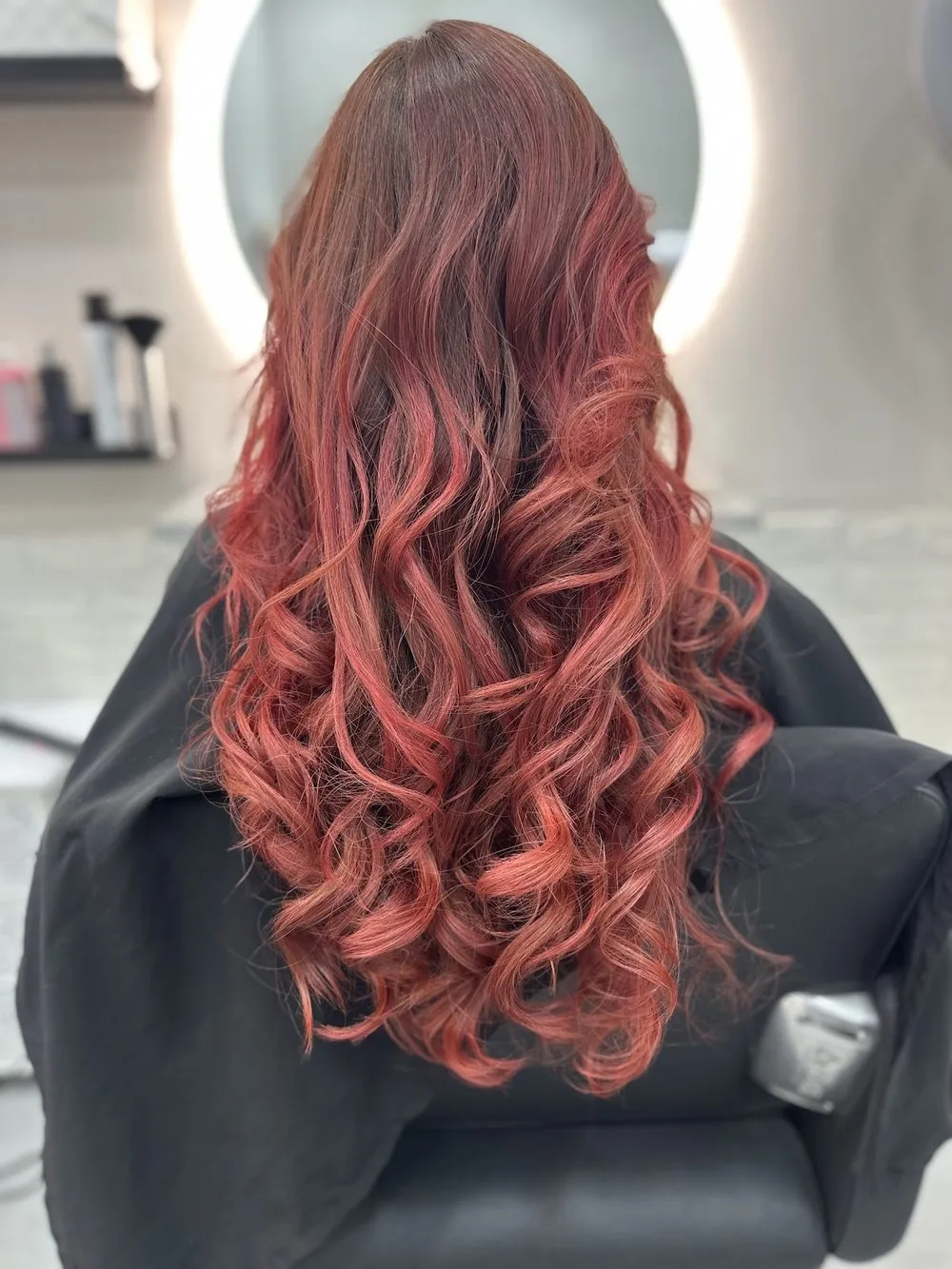 Ricci color rame realizzati da Hair Love Parrucchieri, vista di spalle