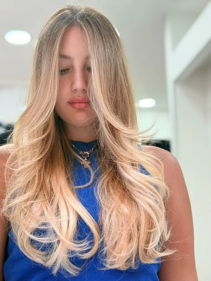 Biondo lungo con frangia a tendina realizzato da Hair Love Parrucchieri