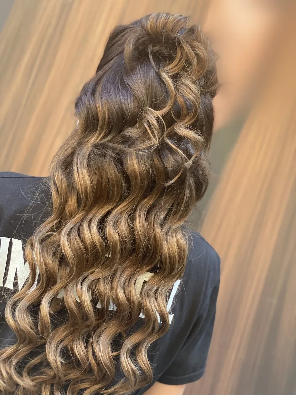 Onde castane con schiariture miele realizzate da Hair Love Parrucchieri