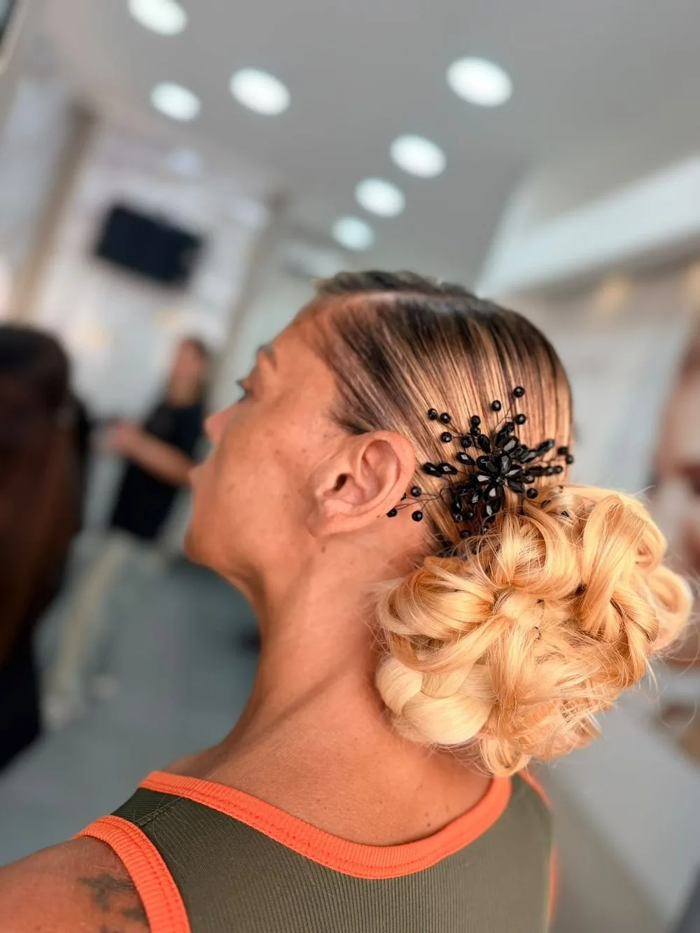 Raccolto biondo con fermaglio di perline nere realizzato da Hair Love Parrucchieri