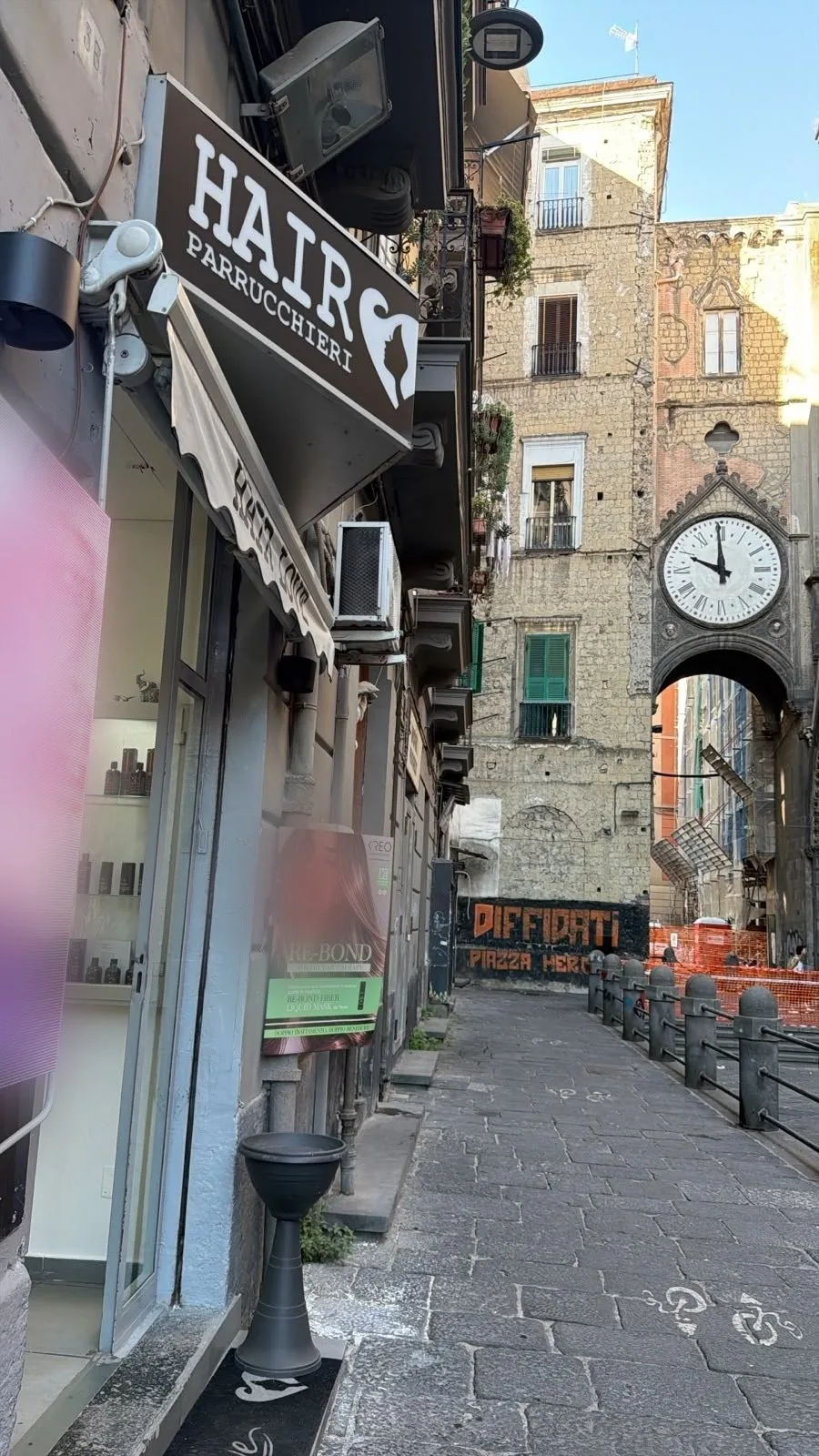 L'insegna di Hair Love Parrucchieri in Via Sant'Eligio, con la Torre dell'Orologio sullo sfondo