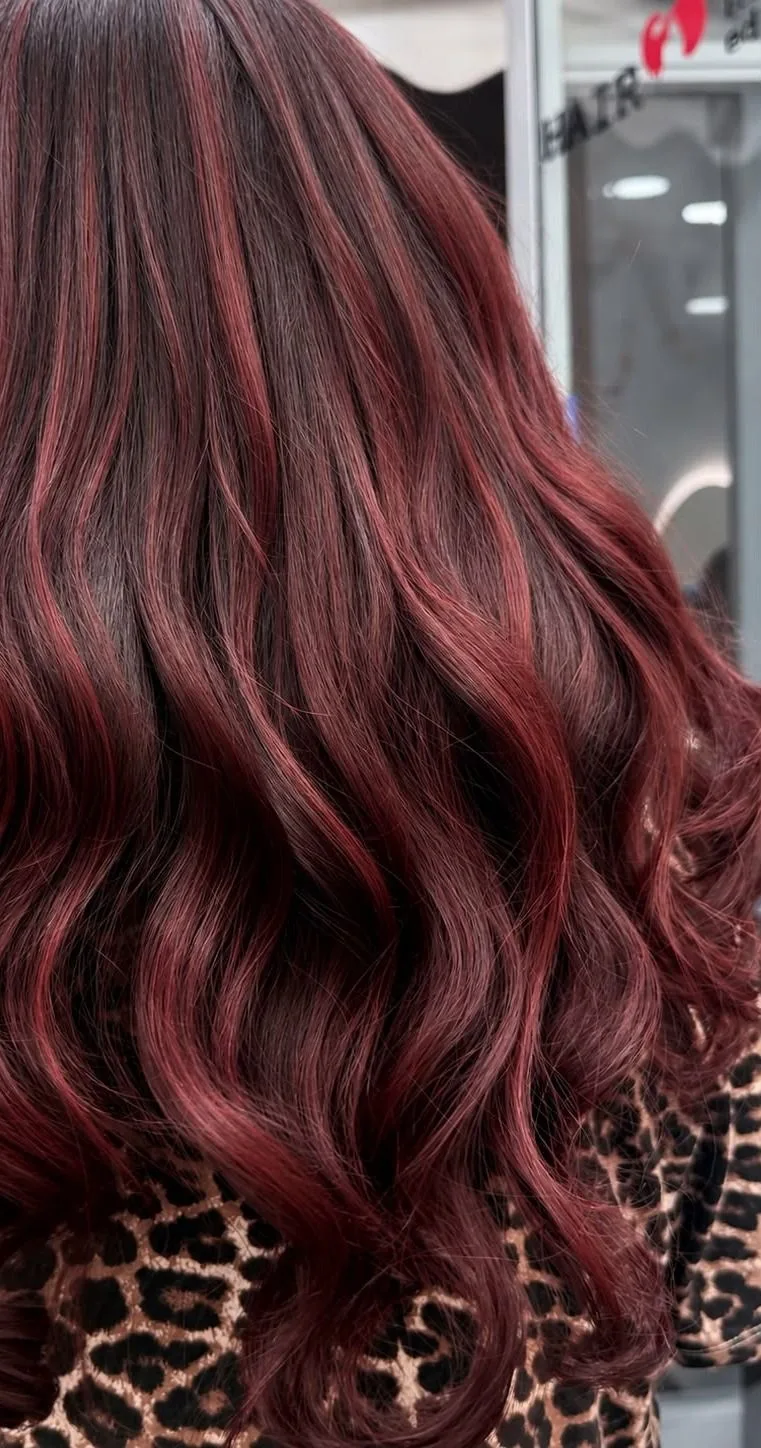Rosso ciliegia lucido realizzato da Hair Love Parrucchieri, vista di spalle