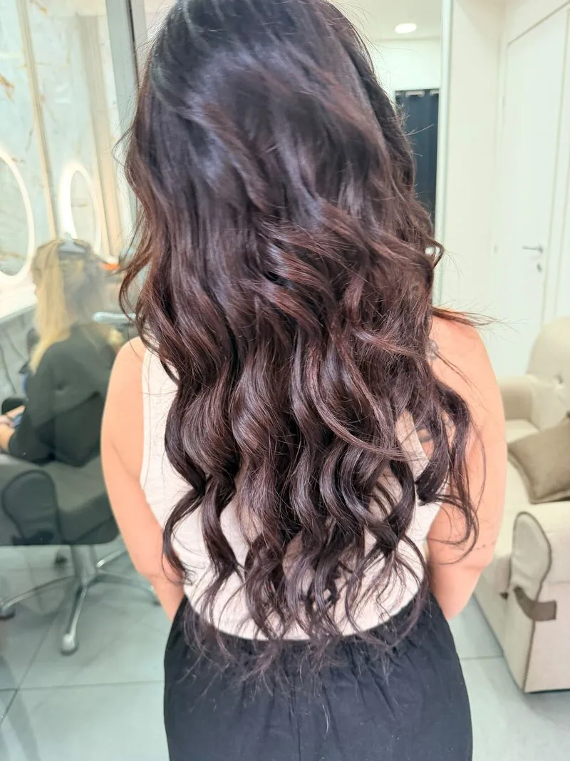 Castano scuro lungo, mosso e lucido realizzato da Hair Love Parrucchieri, vista di spalle
